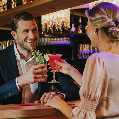 Ortner'S Resort Bad Füssing Εξωτερικό φωτογραφία A couple drinking cocktails