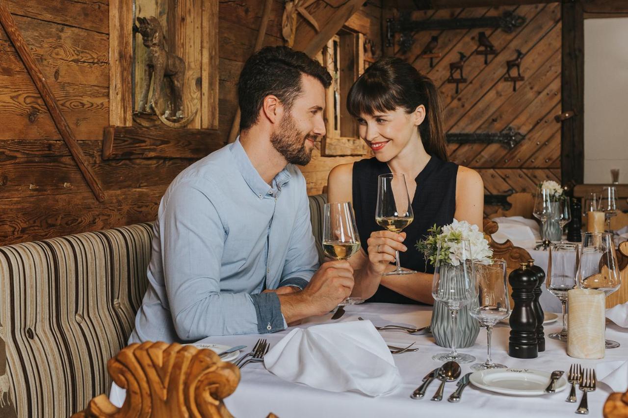 Ortner'S Resort Bad Füssing Εξωτερικό φωτογραφία A couple dining at a restaurant