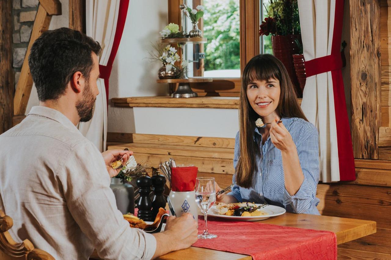 Ortner'S Resort Bad Füssing Εξωτερικό φωτογραφία A couple eating cheese
