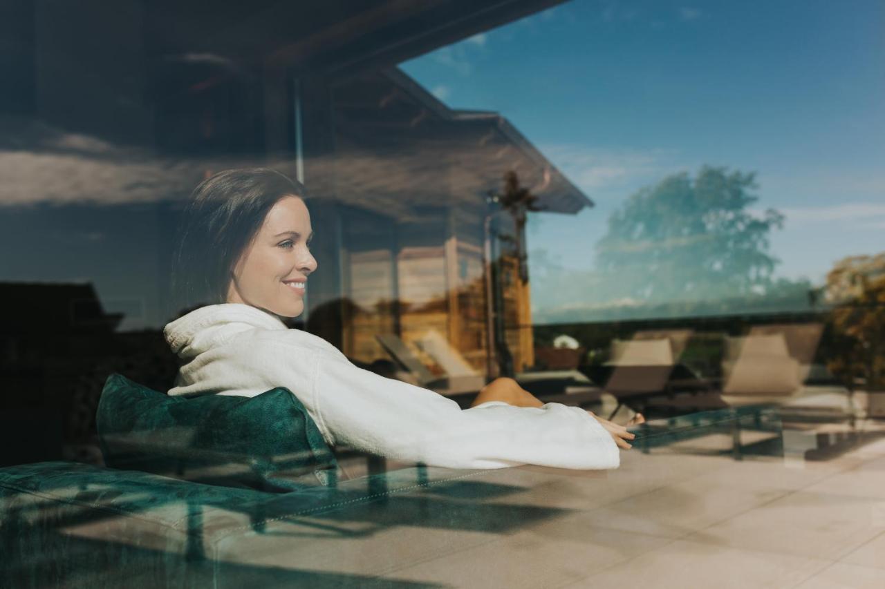 Ortner'S Resort Bad Füssing Εξωτερικό φωτογραφία A woman relaxing at a resort